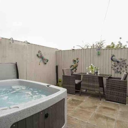 Beeches Bach, 1 Bedroom Cottage With Hot Tub Prestatyn Exteriör bild
