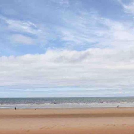 Beeches Bach, 1 Bedroom Cottage With Hot Tub Prestatyn Exteriör bild
