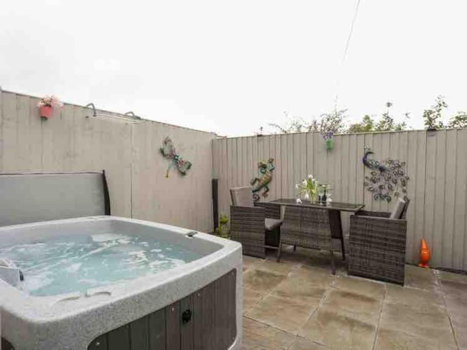 Beeches Bach, 1 Bedroom Cottage With Hot Tub Prestatyn Exteriör bild