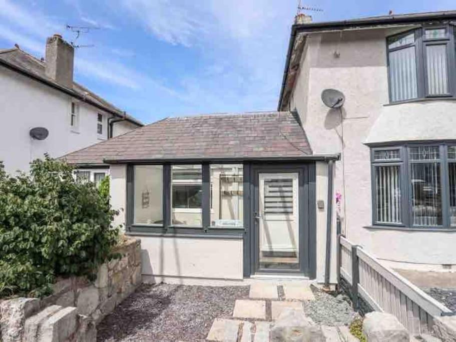 Beeches Bach, 1 Bedroom Cottage With Hot Tub Prestatyn Exteriör bild