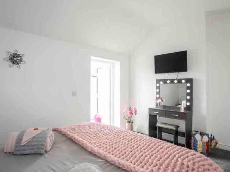 Beeches Bach, 1 Bedroom Cottage With Hot Tub Prestatyn Exteriör bild