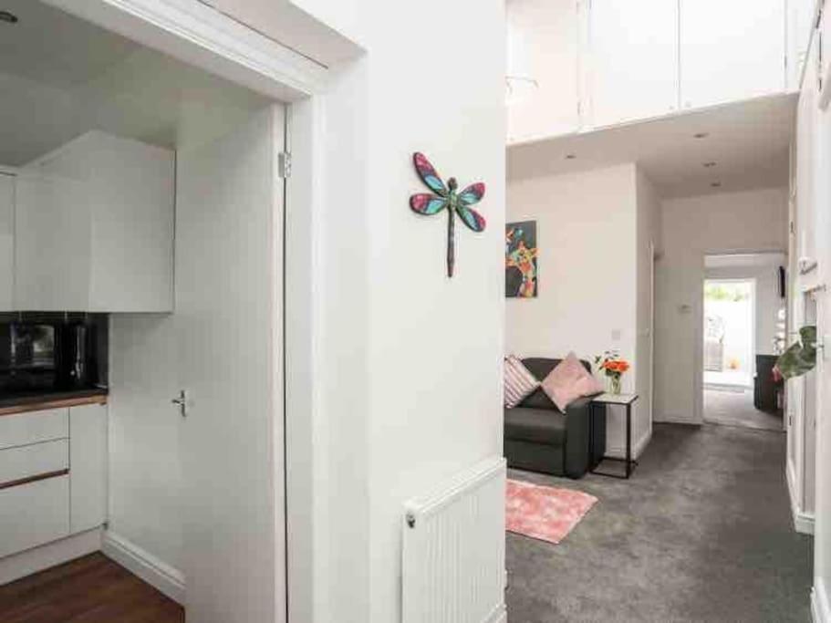Beeches Bach, 1 Bedroom Cottage With Hot Tub Prestatyn Exteriör bild