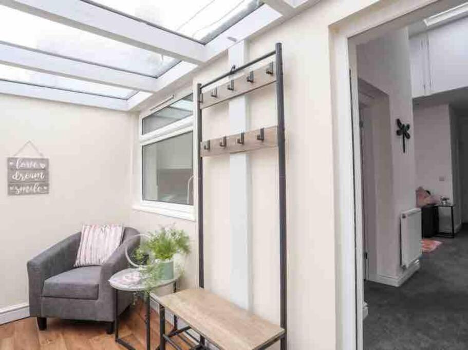 Beeches Bach, 1 Bedroom Cottage With Hot Tub Prestatyn Exteriör bild