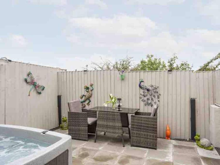Beeches Bach, 1 Bedroom Cottage With Hot Tub Prestatyn Exteriör bild