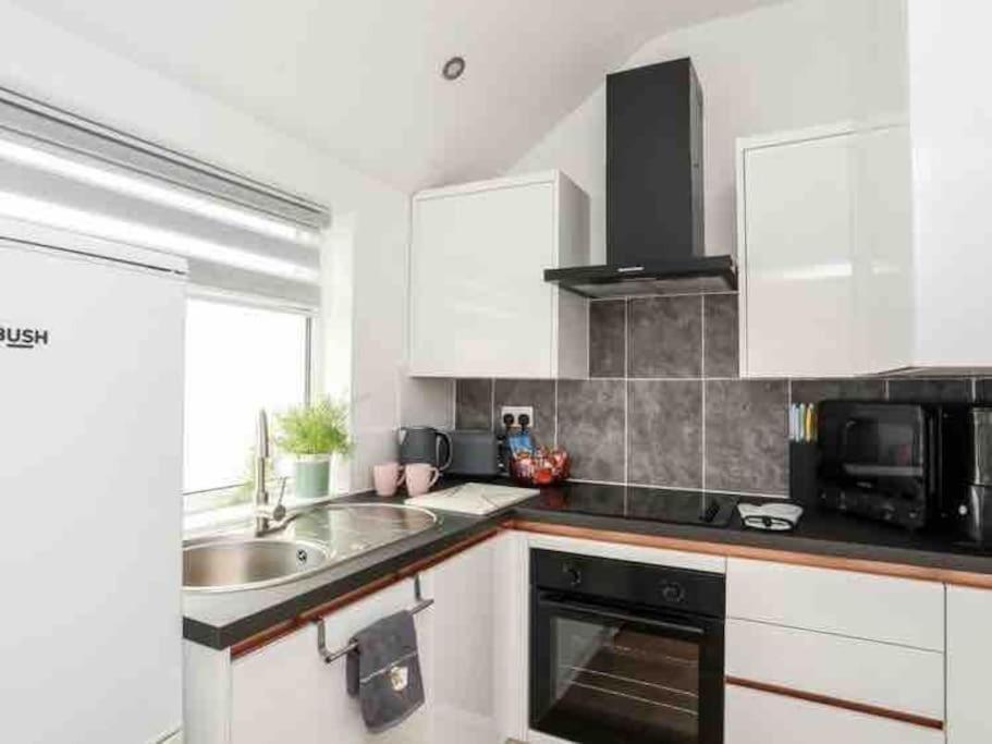 Beeches Bach, 1 Bedroom Cottage With Hot Tub Prestatyn Exteriör bild