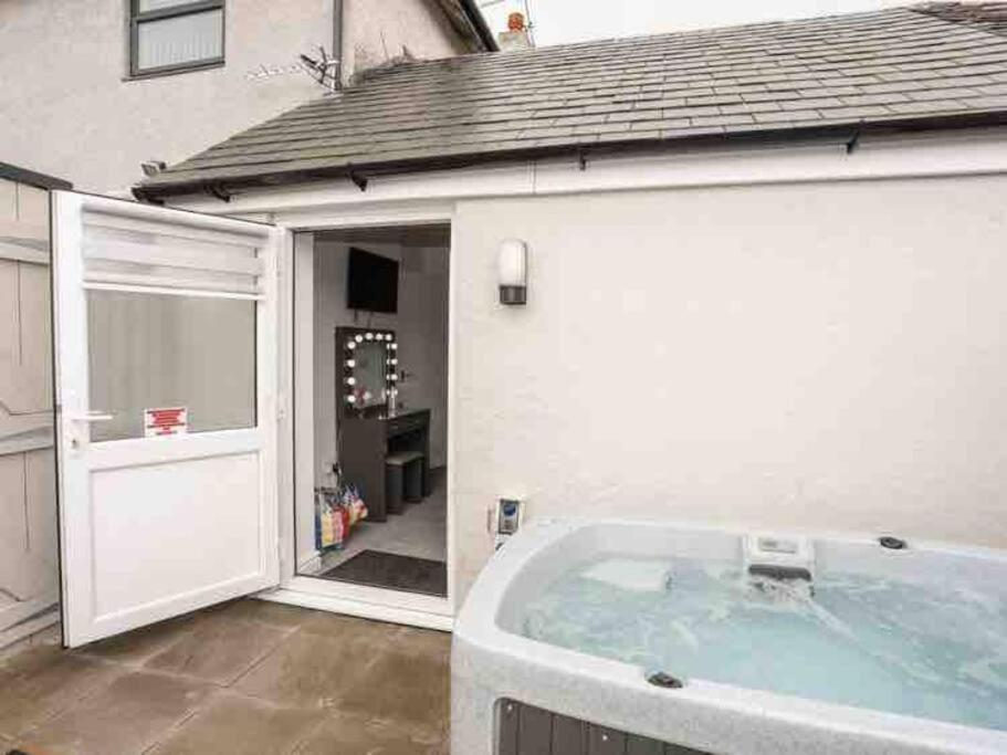 Beeches Bach, 1 Bedroom Cottage With Hot Tub Prestatyn Exteriör bild