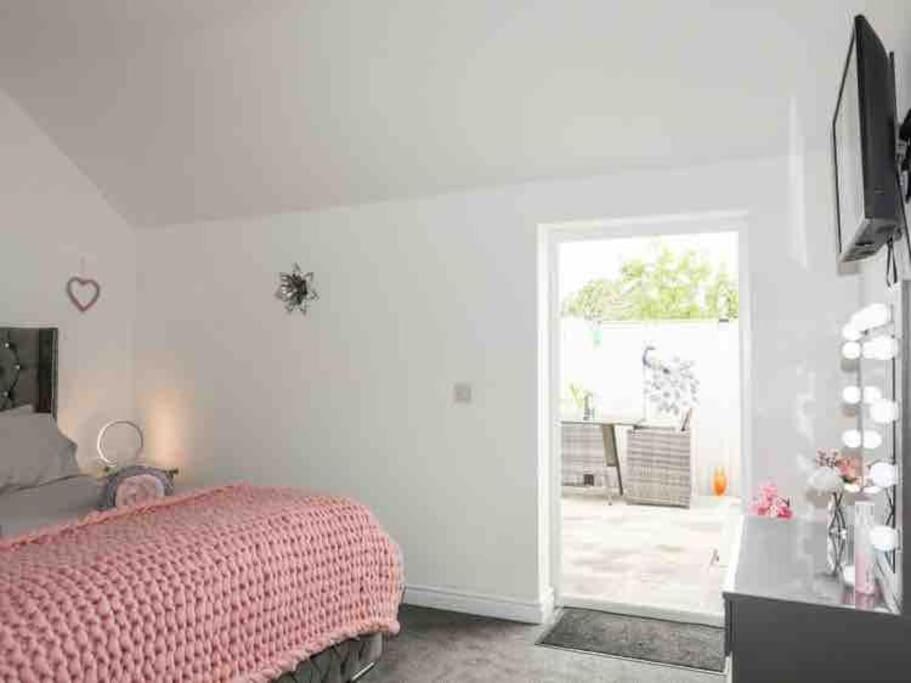 Beeches Bach, 1 Bedroom Cottage With Hot Tub Prestatyn Exteriör bild