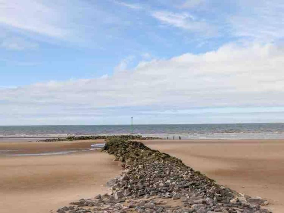 Beeches Bach, 1 Bedroom Cottage With Hot Tub Prestatyn Exteriör bild